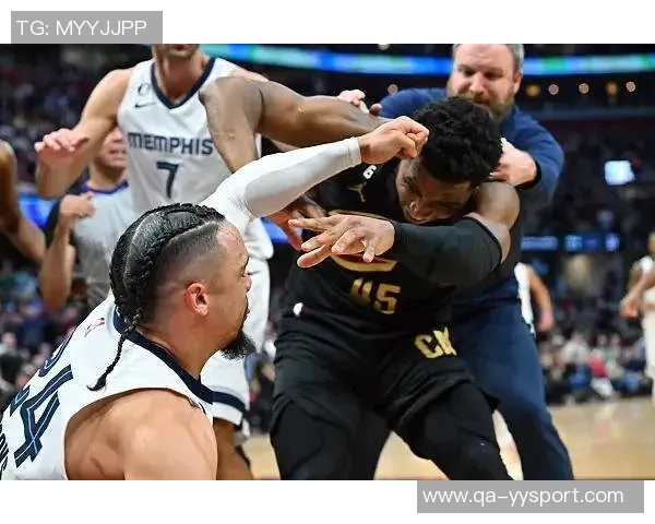 狄龙在比赛中频频假摔拉拽却依然赢得裁判青睐仿佛重回FIBA赛场